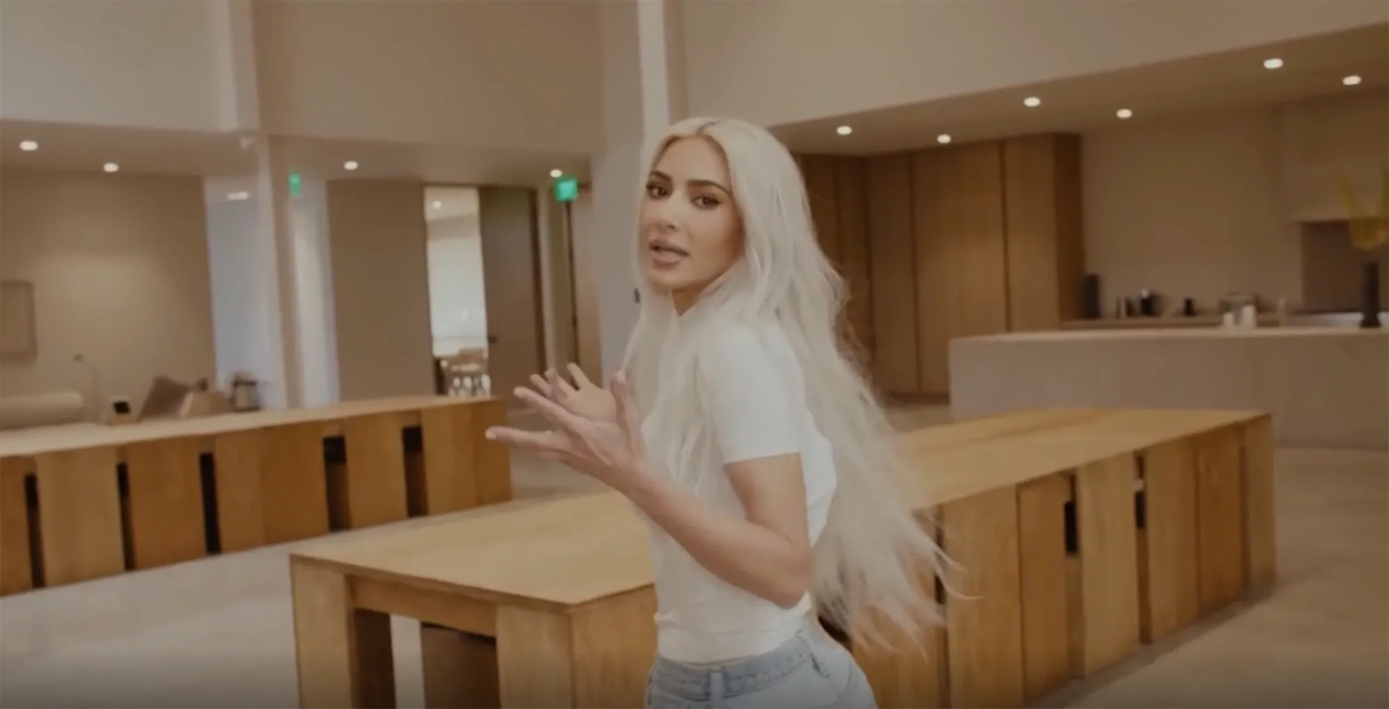 Kim Kardashian es demandada por afirmar que unas mesas fueron hechas por el artista Donald Judd