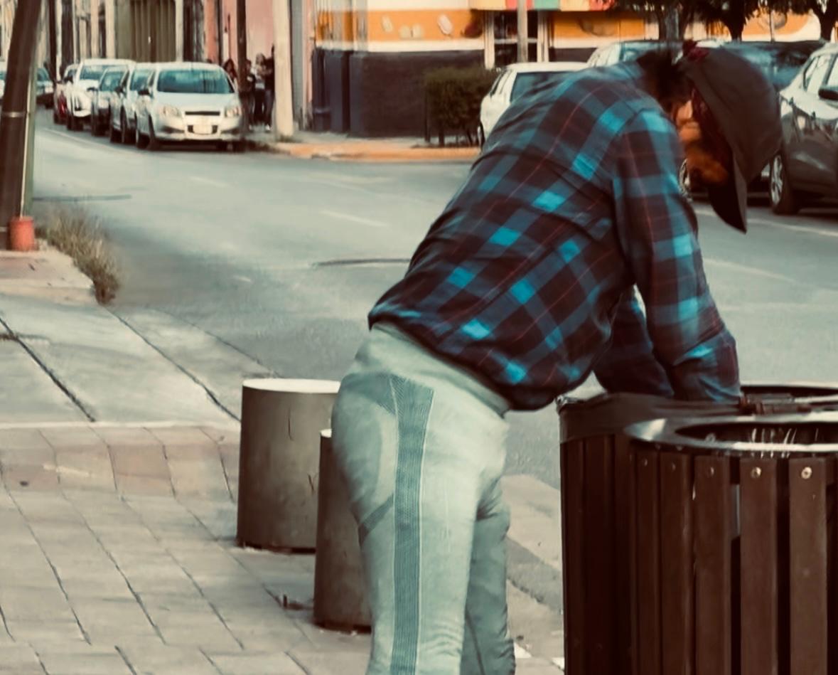 Personas sin techo, la población que aumenta en Monterrey y los gobiernos prefieren no ver