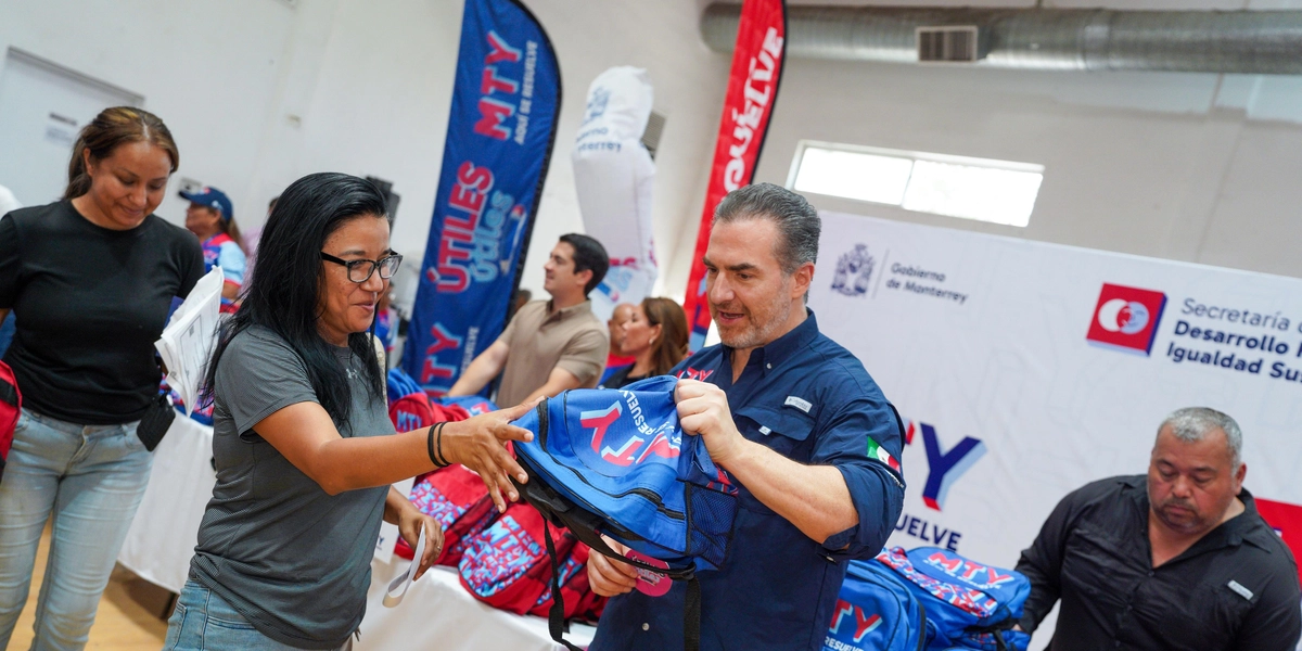 Supervisa Adrián de la Garza entrega de útiles escolares en zona norte de Monterrey