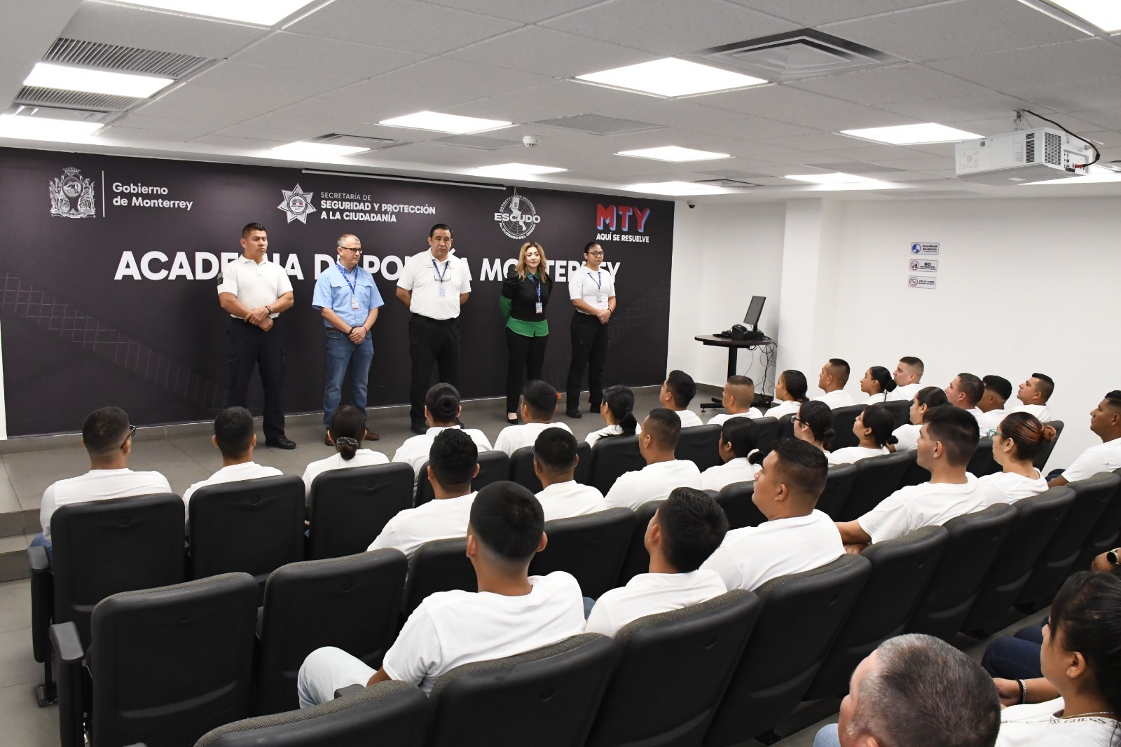 Suman 206 cadetes en Academia de Policía de Monterrey