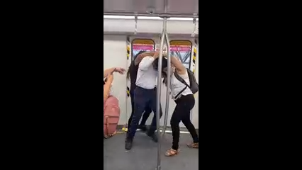 Captan pelea entre mujeres en vagón rosa del Metro de Monterrey