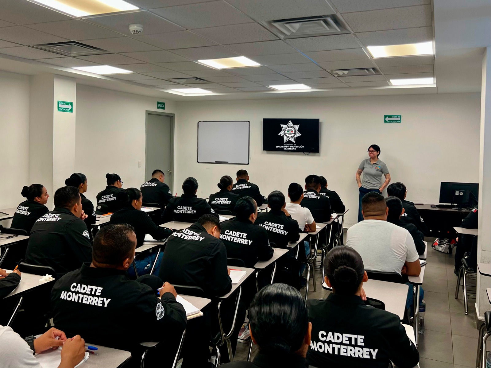 Capacitan a cadetes y policías de Monterrey rumbo al Mundial de Futbol