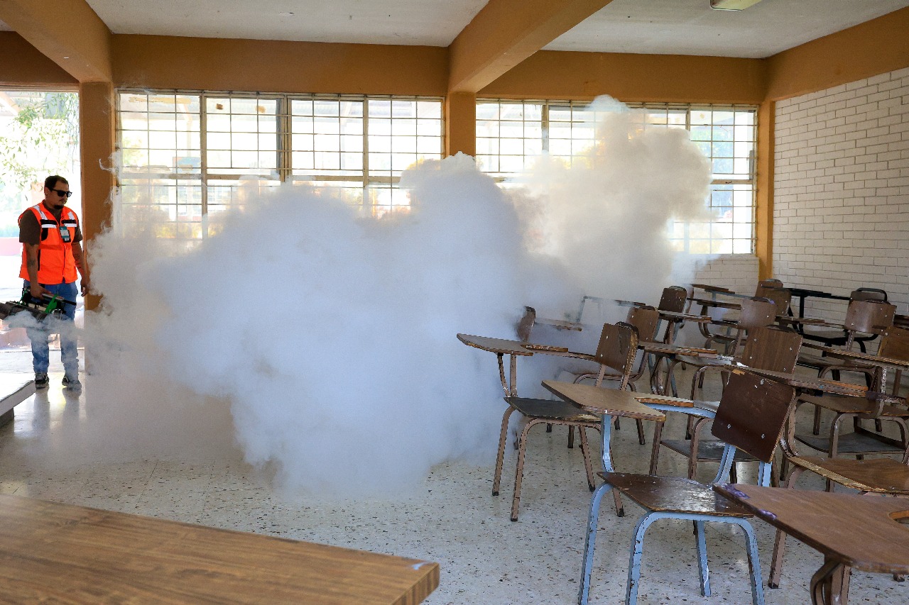 Apoya Guadalupe con labores de fumigación y deshierbe en escuelas
