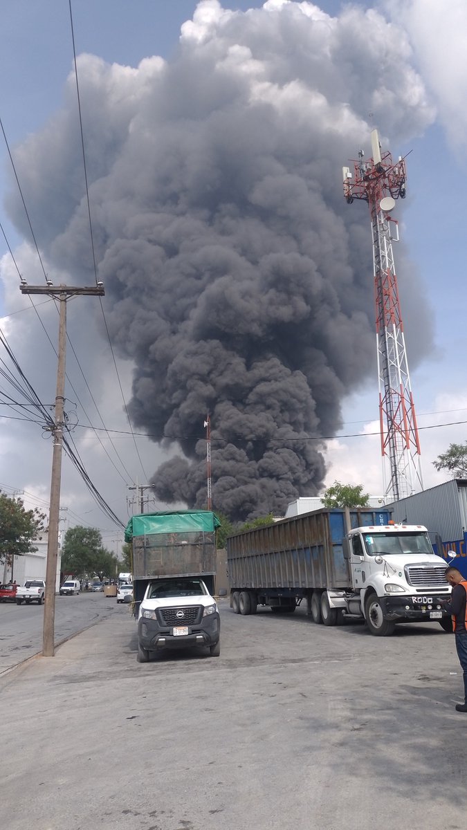 Arde empresa de hidrocarburos en Escobedo
