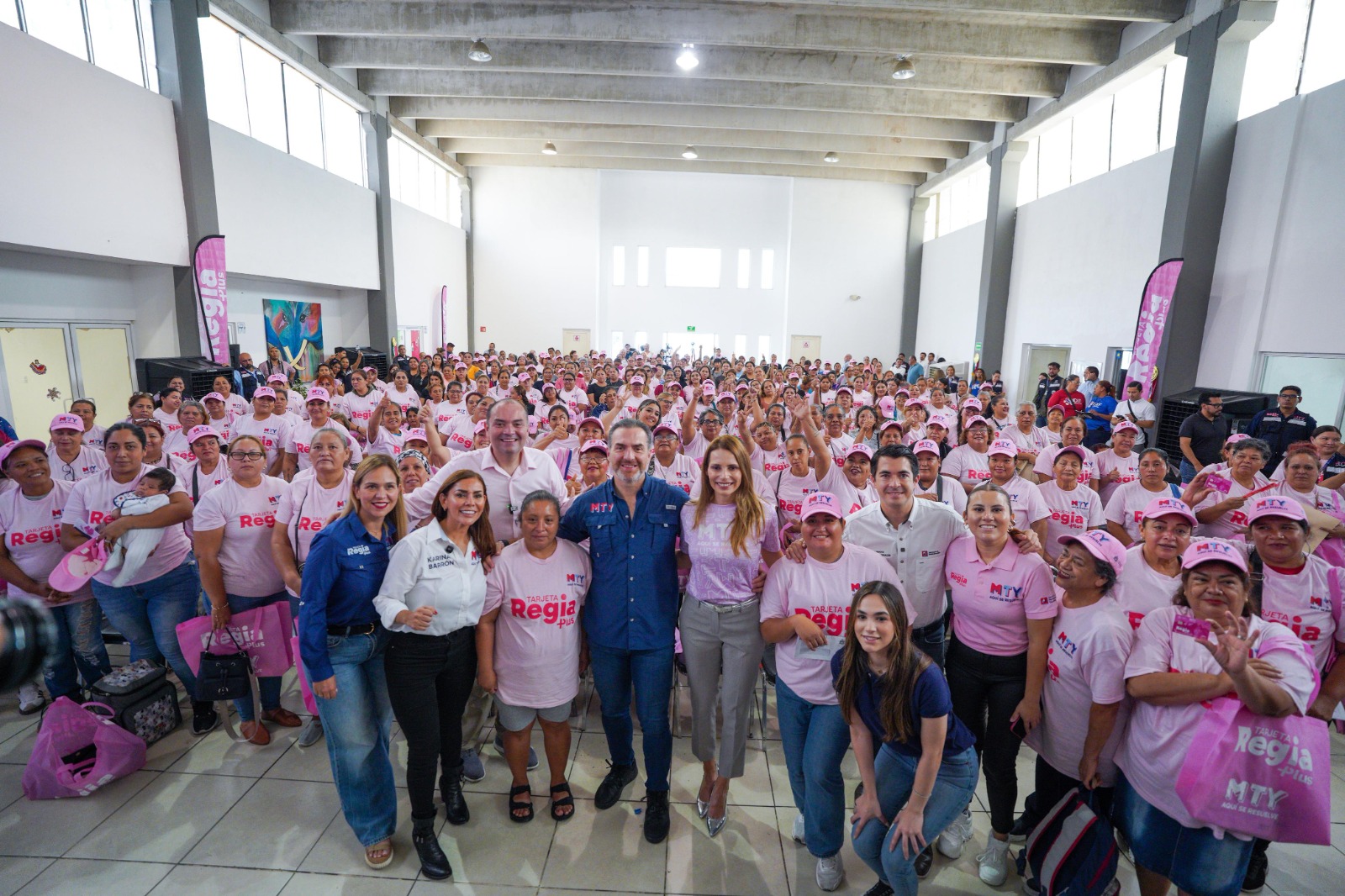 Realiza Monterrey entrega masiva de la Tarjeta Regia Plus a cientos de mujeres