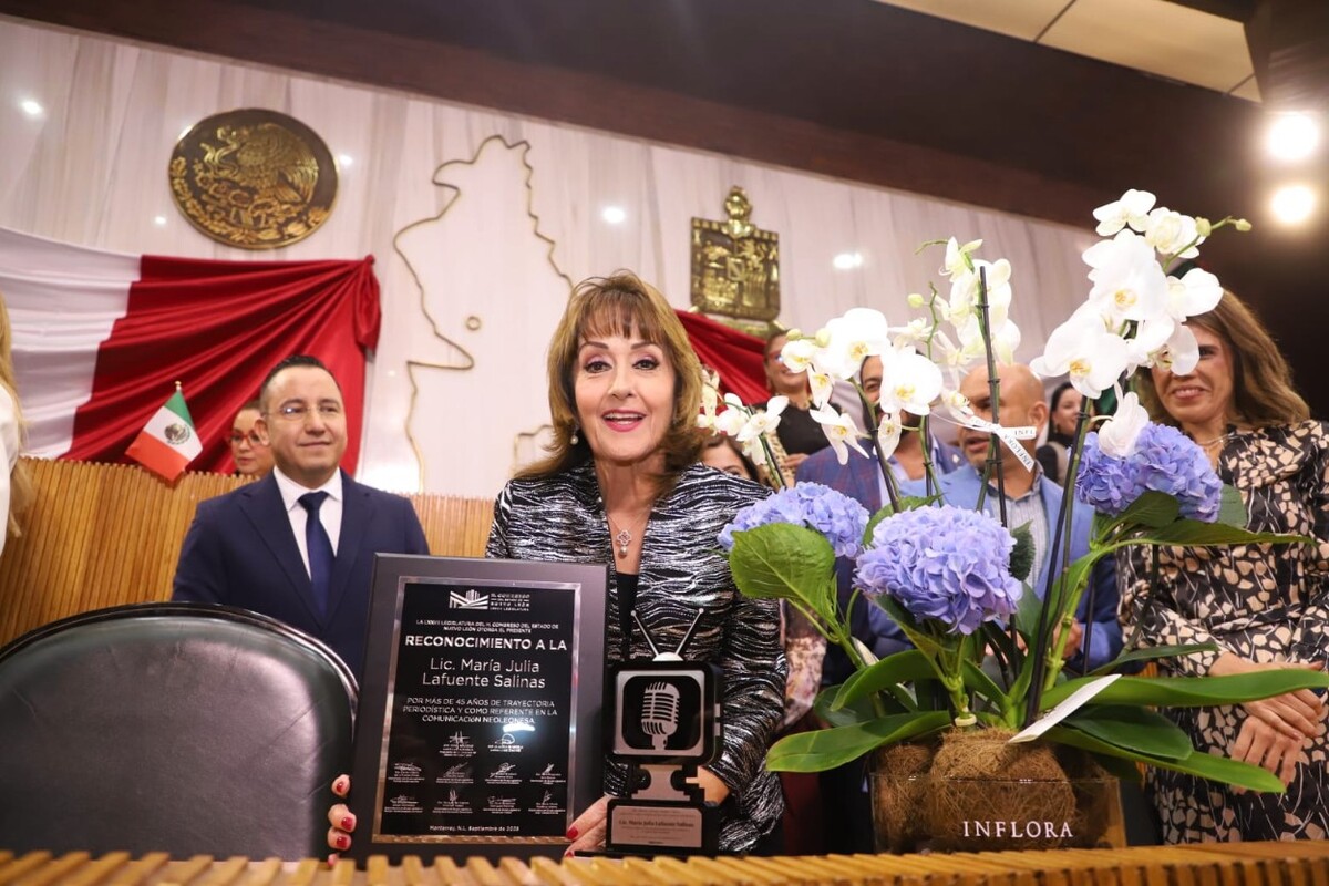 María Julia Lafuente recibe reconocimiento del Congreso de Nuevo León tras 48 años de trayectoria