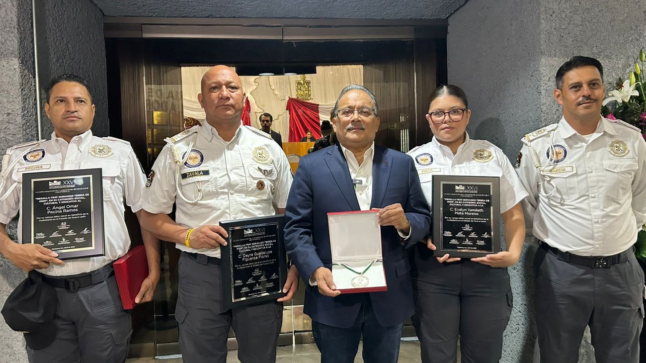 Policías de Escobedo reciben medalla de honor por heroísmo