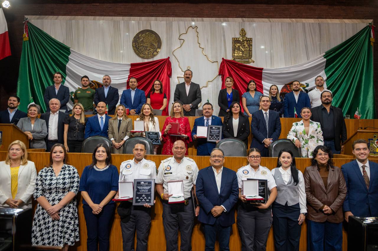 Reciben Policías de Proxpol medalla Fray Servando Teresa de Mier