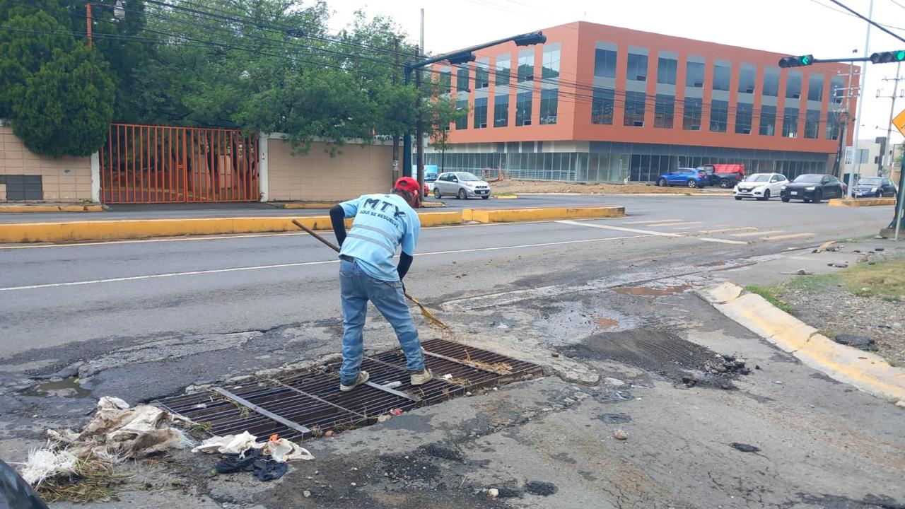 Implementa Monterrey operativo especial de limpieza rejillas