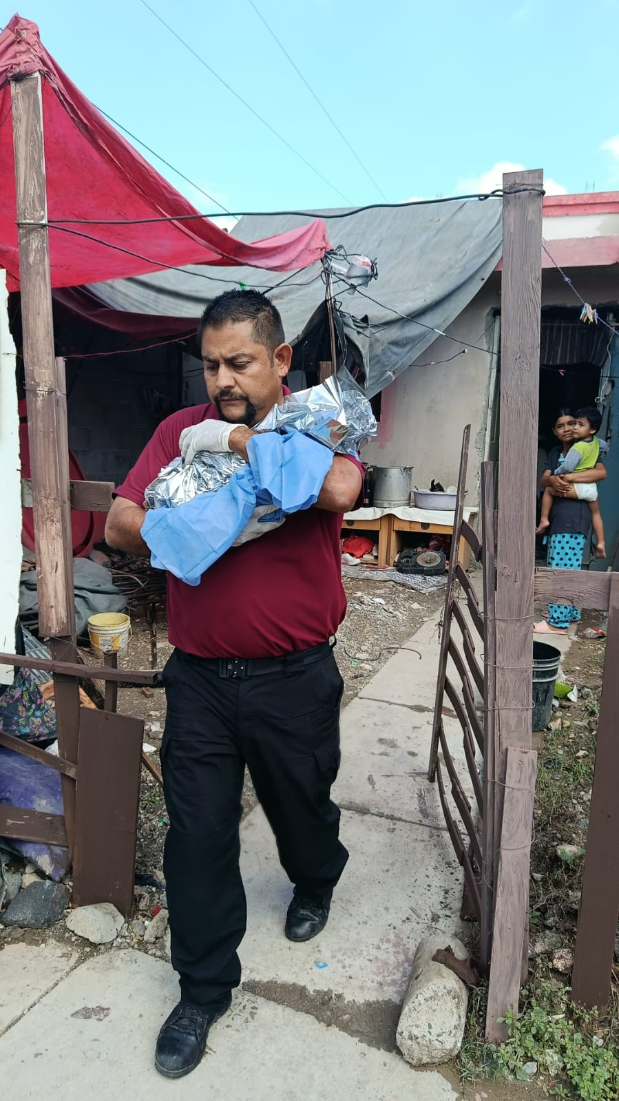 “Aterriza cigüeña” en Escobedo, brigadistas reciben a bebé