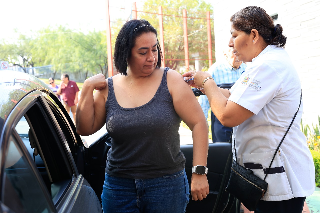 Refuerza Guadalupe vacunación en la colonia Contry