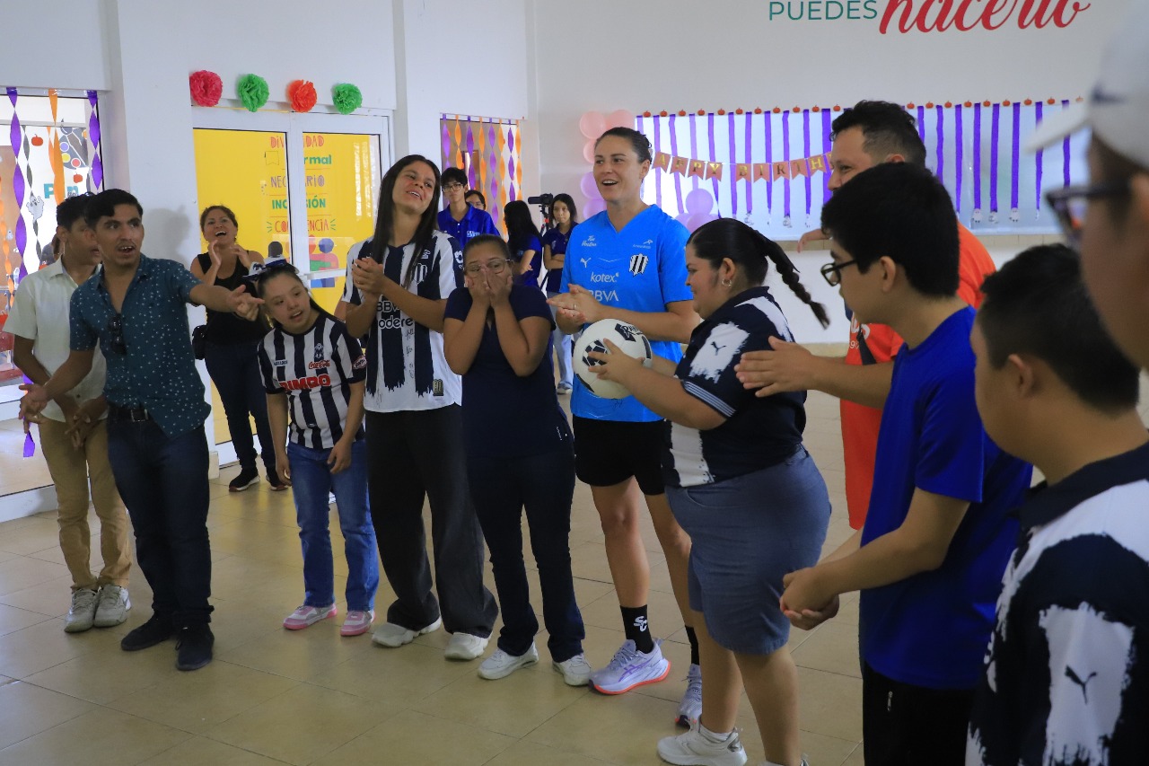 Conviven jóvenes con discapacidad con jugadoras de Rayadas