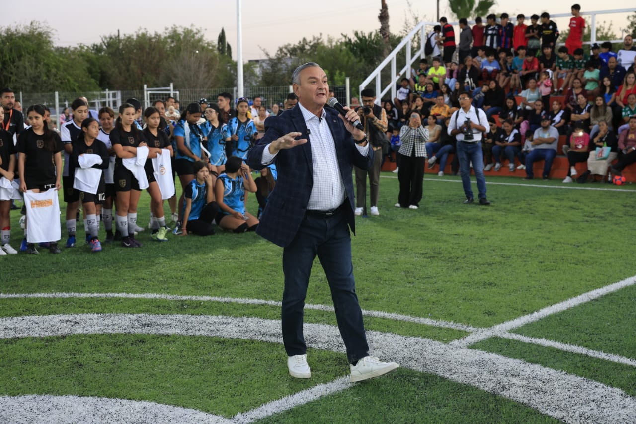 Renueva Guadalupe cancha de fútbol en Lomas de San Miguel