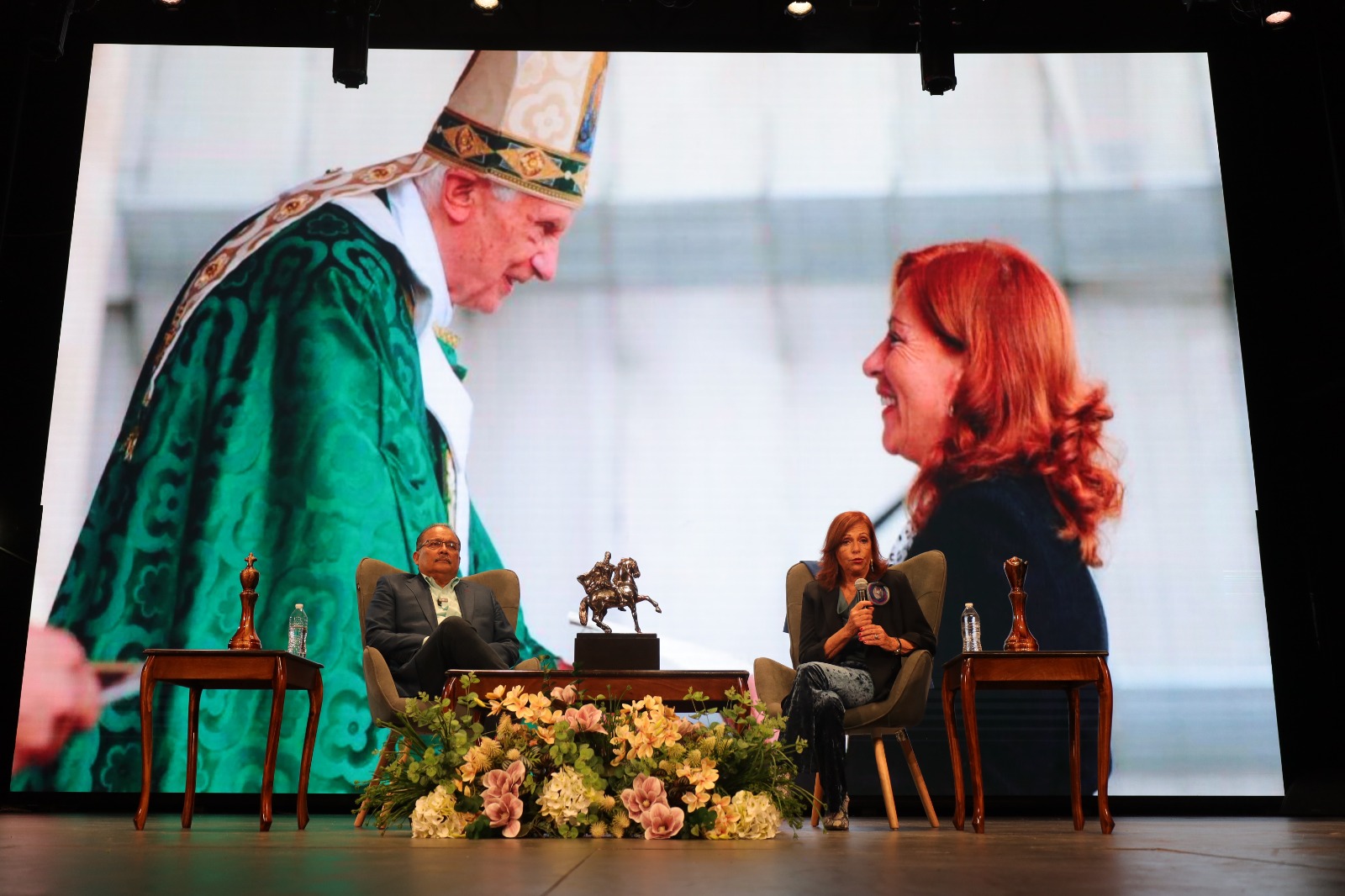 Escobedo se inspira con el testimonio de Valentina Alazraki sobre su vida en el Vaticano