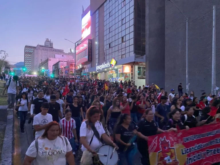 Monterrey conmemora 57 años de la masacre del 2 de octubre con marcha pacífica