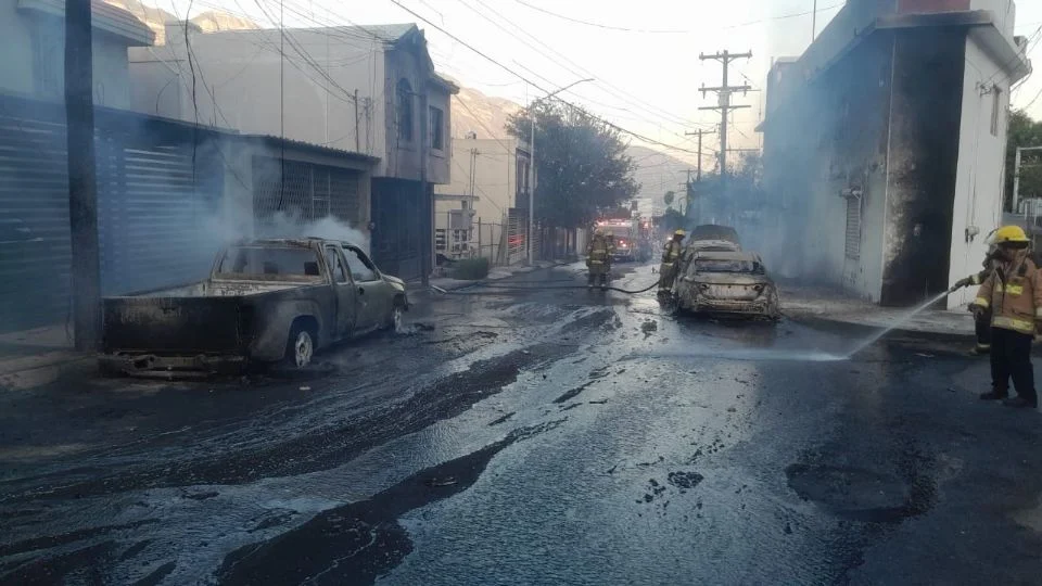 Incendio en taller de Santa Catarina deja 23 viviendas y 8 vehículos afectados; investigan causas