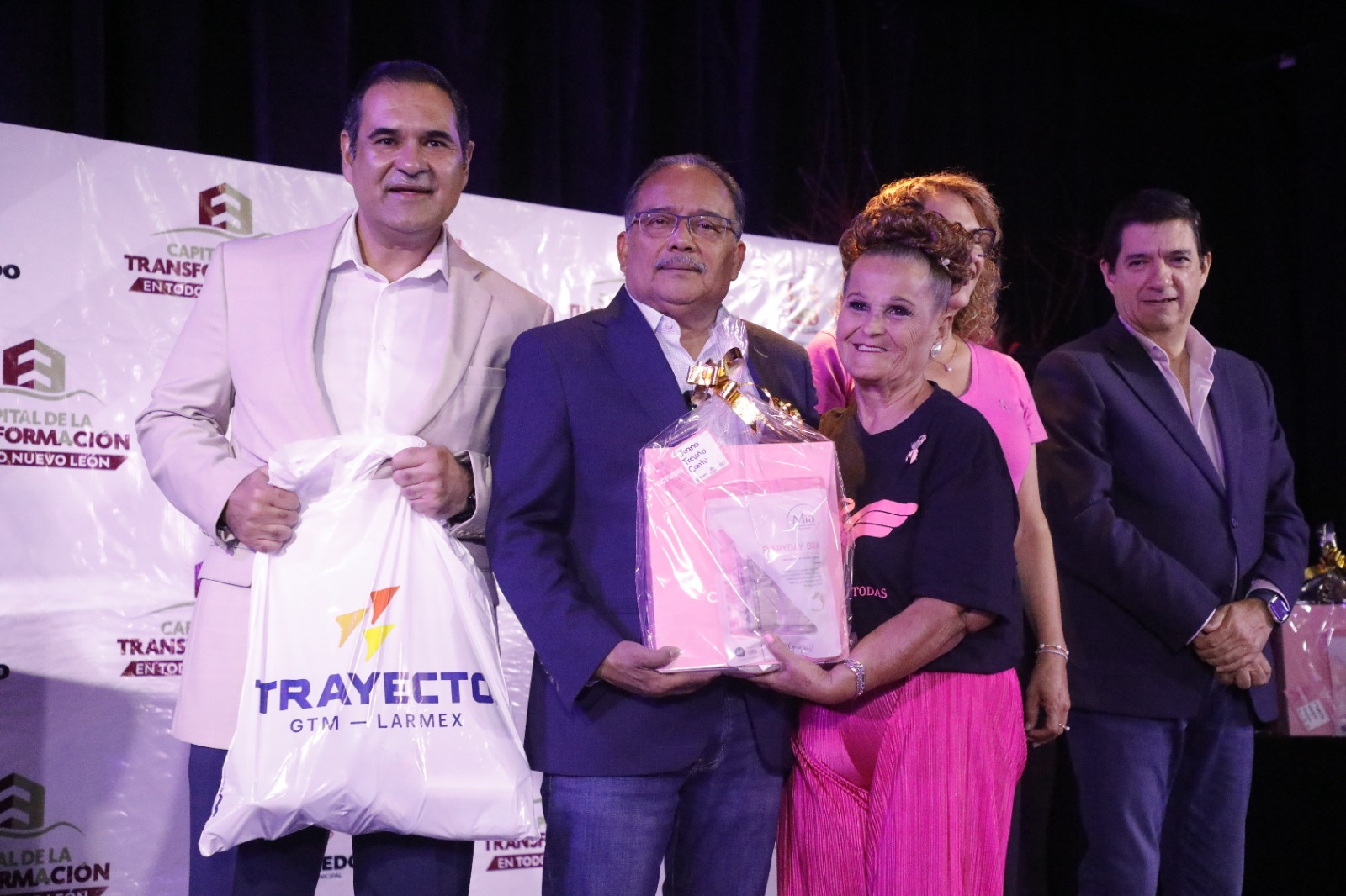 Entrega Mijes kits de esperanza a mujeres sobrevivientes de cáncer de mama